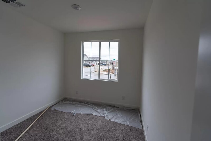 Building Photo - 640 E Vail Ln