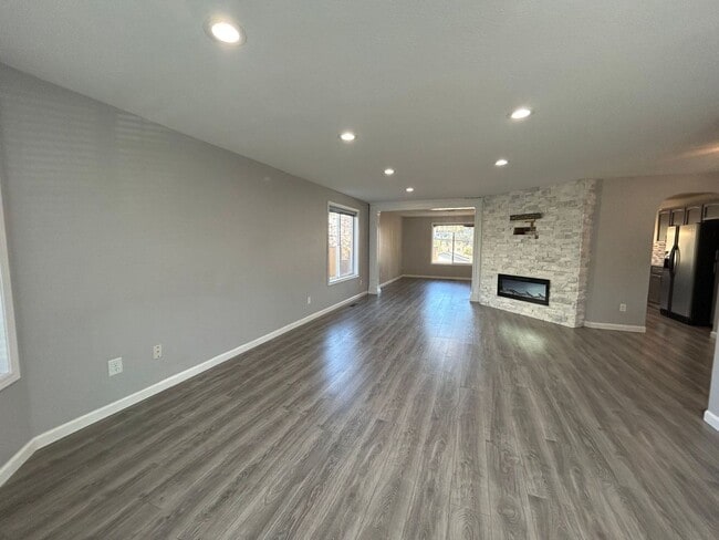 Building Photo - AVAILABLE NOW!! 3bd/2ba FANTASTIC Dead End Street - HUGE MASTER SUITE!