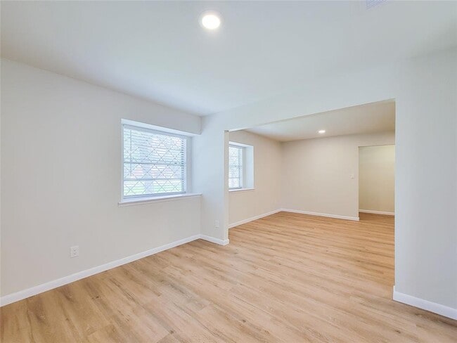 Building Photo - 25911 Maplewood Dr