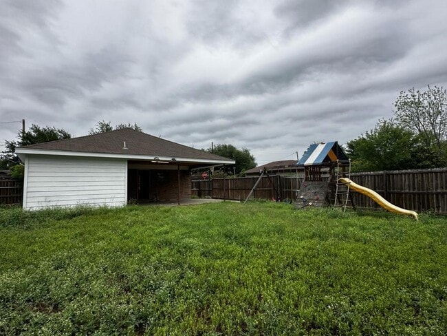 Building Photo - 1024 Matamoros St