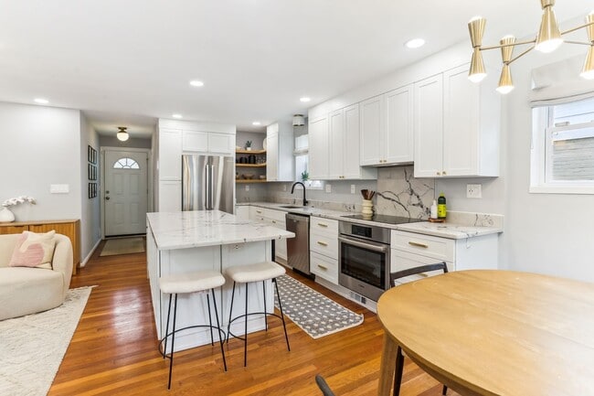 Building Photo - Lovely 3br/3ba home minutes from Downtown ...