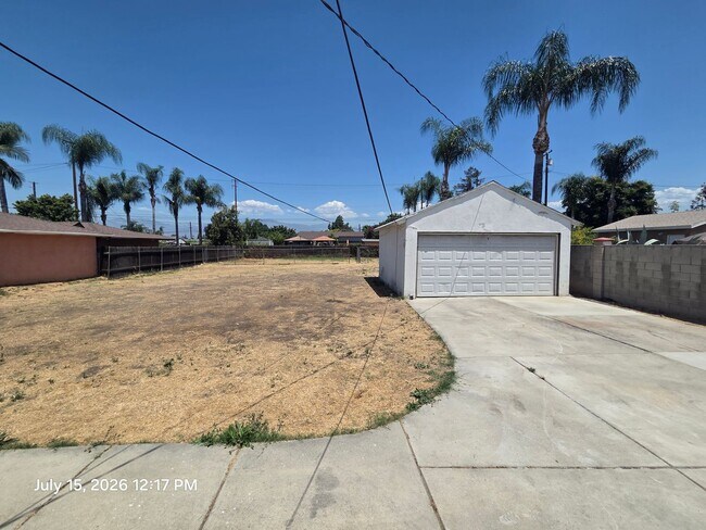 Building Photo - West Covina home with HUGE back yard!
