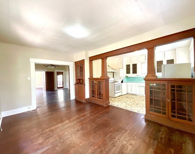 Building Photo - 810 W Magnolia Ave