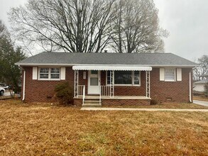 Building Photo - Three bedroom, 1.5 bath house in Burlington