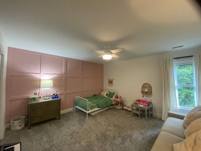 Building Photo - JUST REDUCED!!!!!! Beautiful Executive Sty...