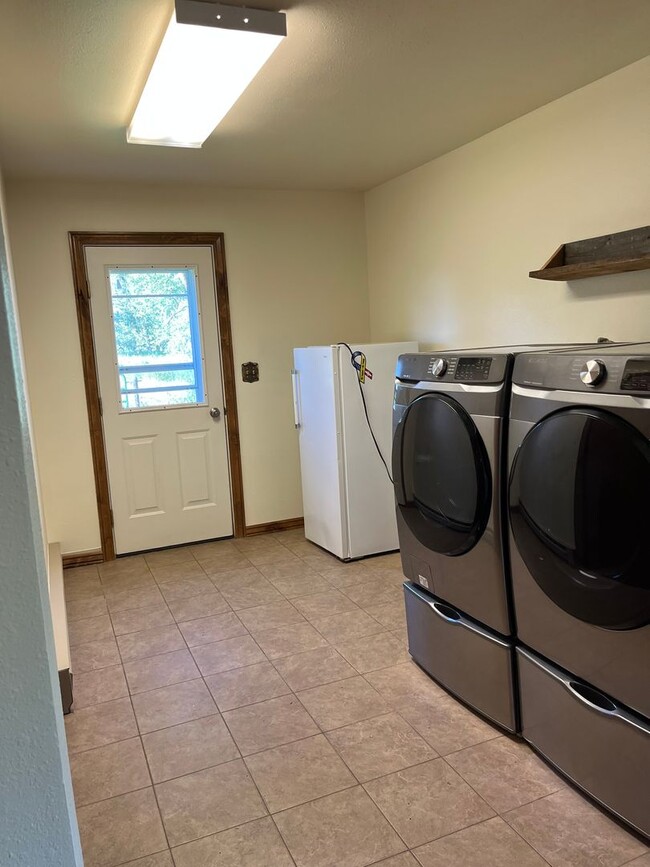 Building Photo - 3 Bdr, 2 Bath, home in beautiful Shields Valley setting