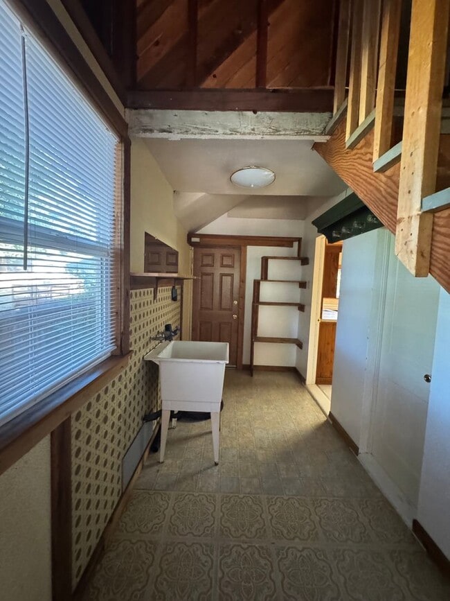 Building Photo - 3 Bedroom home SE Roseburg home