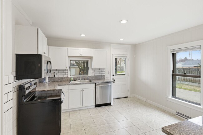 Building Photo - E Markison Ave