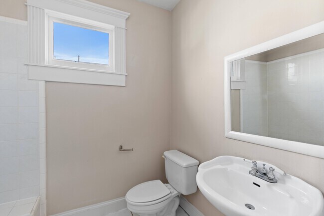 Hallway bath - 515 W 17th St