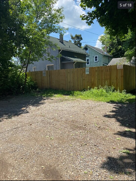 Building Photo - 117 Thorpe St