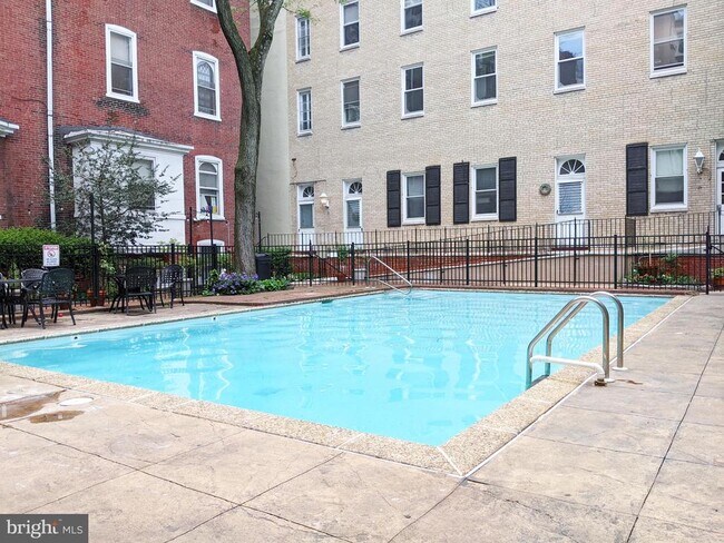 Building Photo - 1008 Spruce St