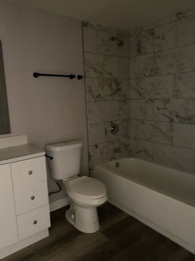 Building Photo - $2,350 Lovely Remodeled 3 Bedroom-2 bath-2...