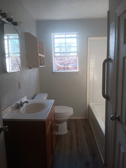 Building Photo - 504 S 5th St