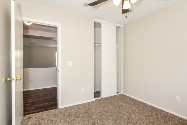 Building Photo - 11815 W Columbine Dr