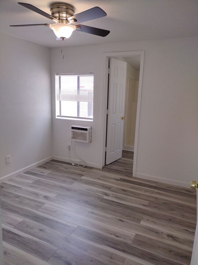 Building Photo - Sharp 1 Bed/1 Bath Updated Apt