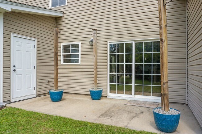 Building Photo - 3 bedroom, 2.5 Townhome