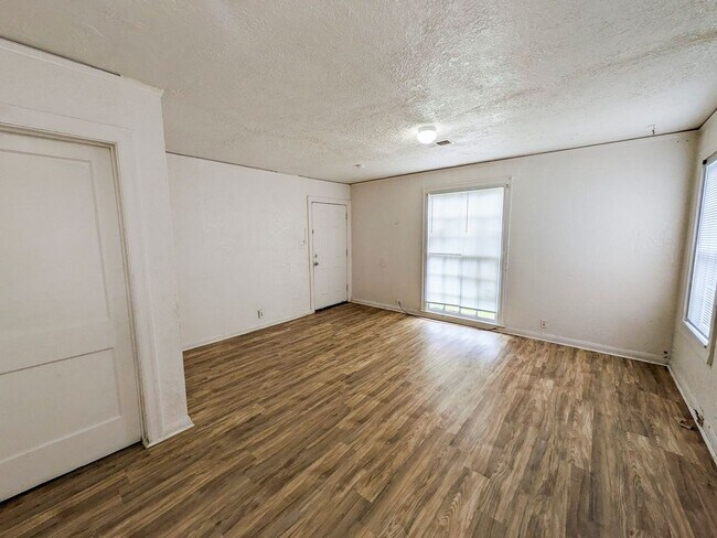 Building Photo - 1810 Roberts Ave