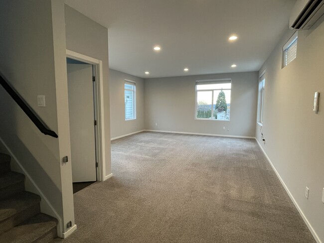 Building Photo - 820 25th Ave S