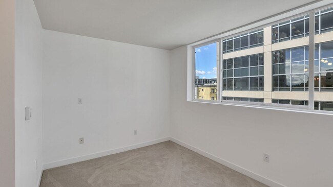 Building Photo - 2bd/1.75ba Bellevue Condo