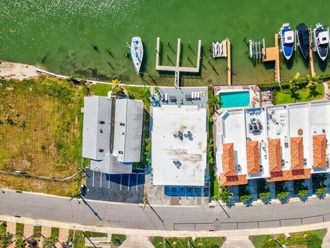 Building Photo - 185 Brightwater Dr