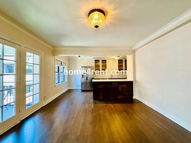 Building Photo - Luxury Condo Living Near the Country Club Plaza!