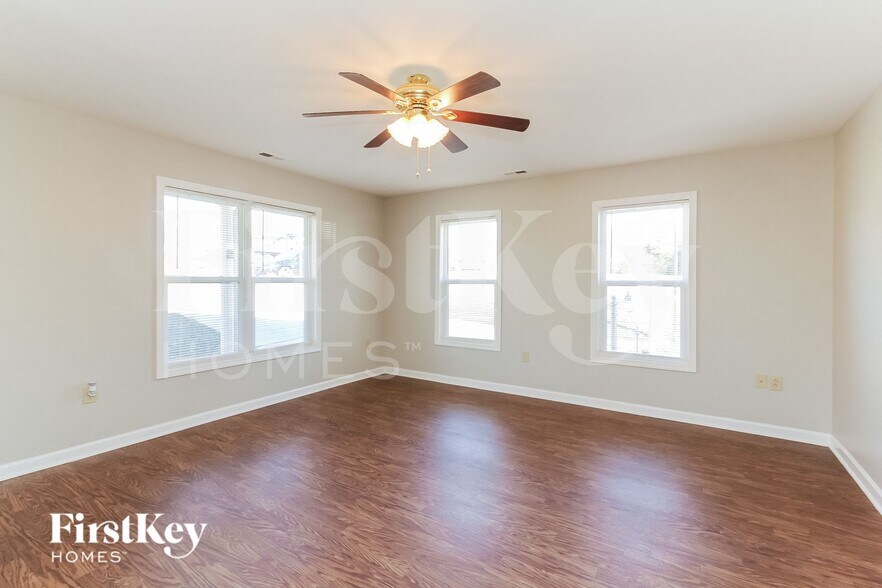 Building Photo - 1731 Parkdale Ave