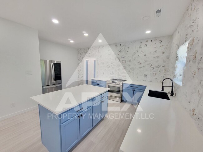 Building Photo - 3 Bd - 2 Ba Single family home mins from D...
