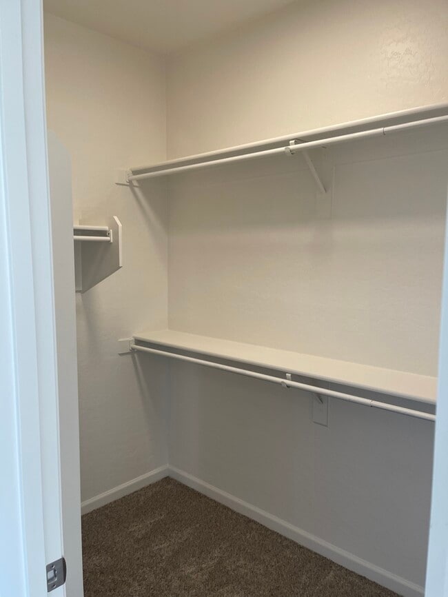 Building Photo - Clean Townhome in Great Location