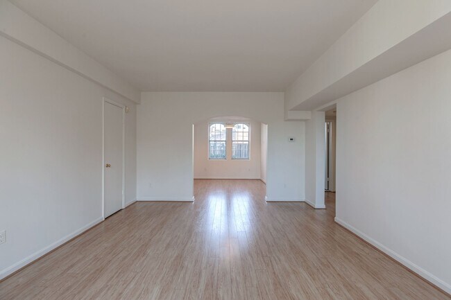 Building Photo - 1733 N Queens Ln