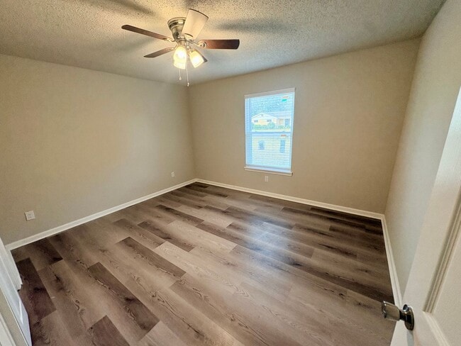 Building Photo - 5839 Kingsbury Ln