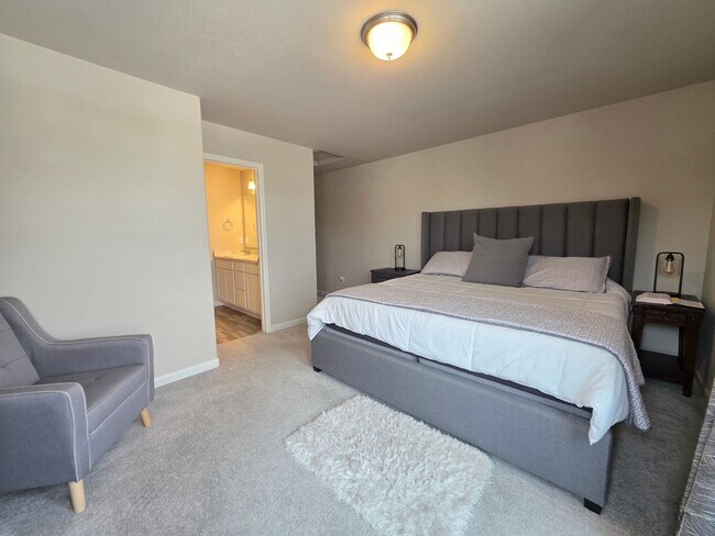 Building Photo - Gorgeous 2 Bed 3 bath Town Home In Lorson Ranch!!