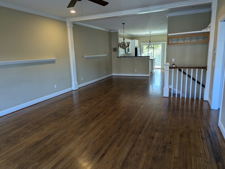 Building Photo - 160 Saint James Pl