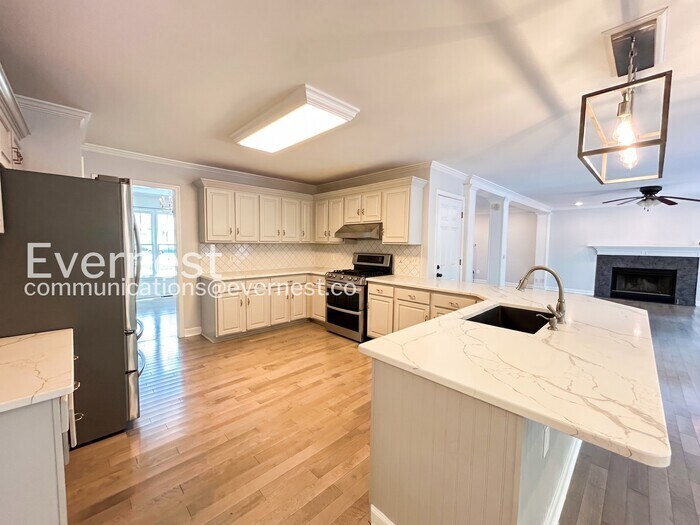 Building Photo - 5950 Henley Dr