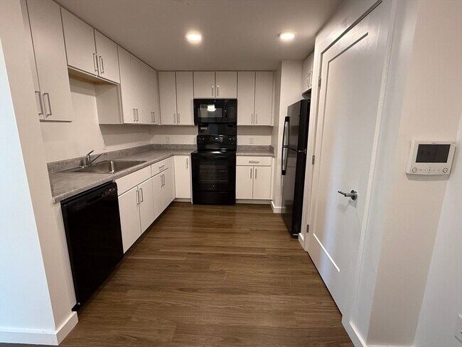 Building Photo - 466 River St