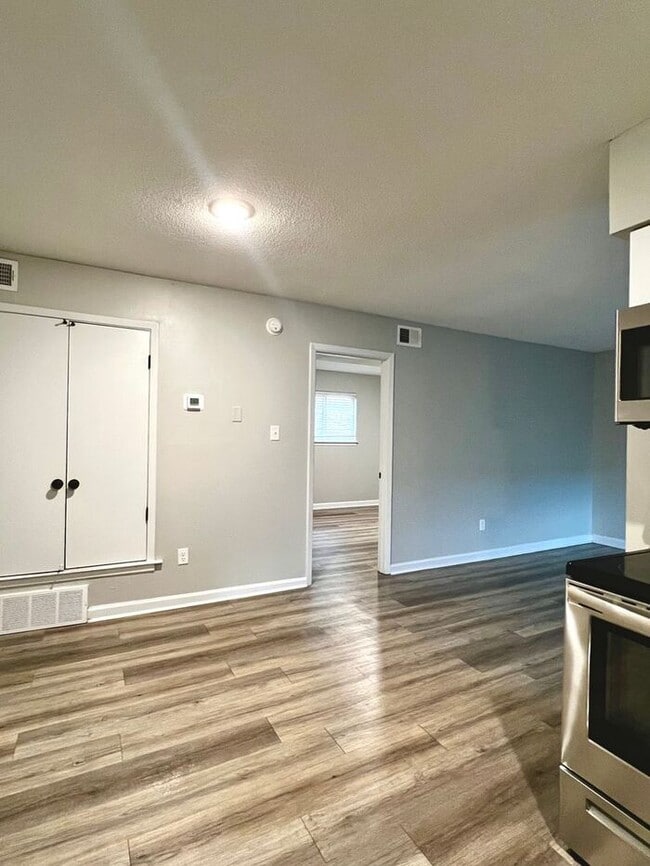 Building Photo - Newly Renovated 1bd/1ba Near University of Memphis!