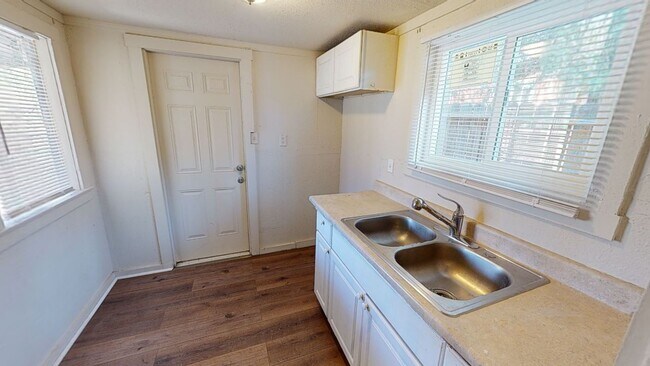 Building Photo - Available Now! Single Family 1/1 home for lease with large lot and 1 car garage!