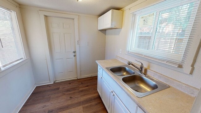 Building Photo - Coming Soon! Single Family 1/1 home for lease with large lot and 1 car garage!