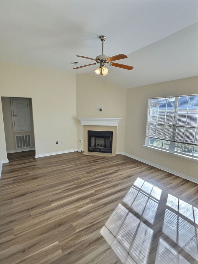 Building Photo - 3/2 Fireplace, 2 Car Garage St. Martin Schools