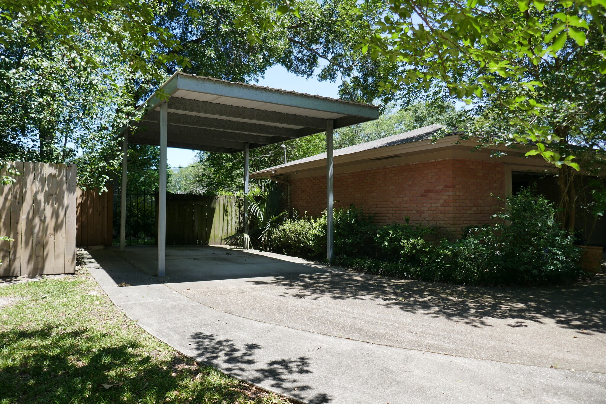 Building Photo - 3890 Kenwood Dr