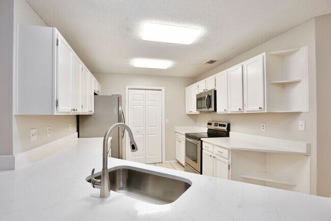 Building Photo - Spacious 4/3 Home with a Fenced Backyard and a 2 Car Garage in Hollowbrook - Winter Springs!