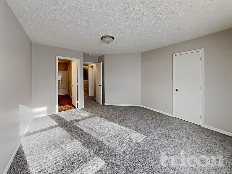 Building Photo - 4475 Connaught Dr E