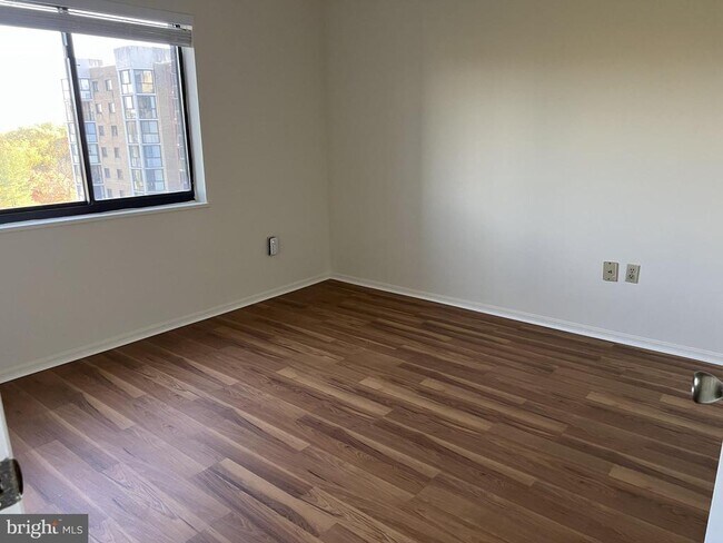 Building Photo - 15101 Interlachen Dr