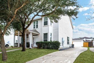 Building Photo - ***MOVE-IN SPECIAL: ONE WEEK FREE***3-Bedroom Townhouse with Open Floor Plan and Spacious Backyar...