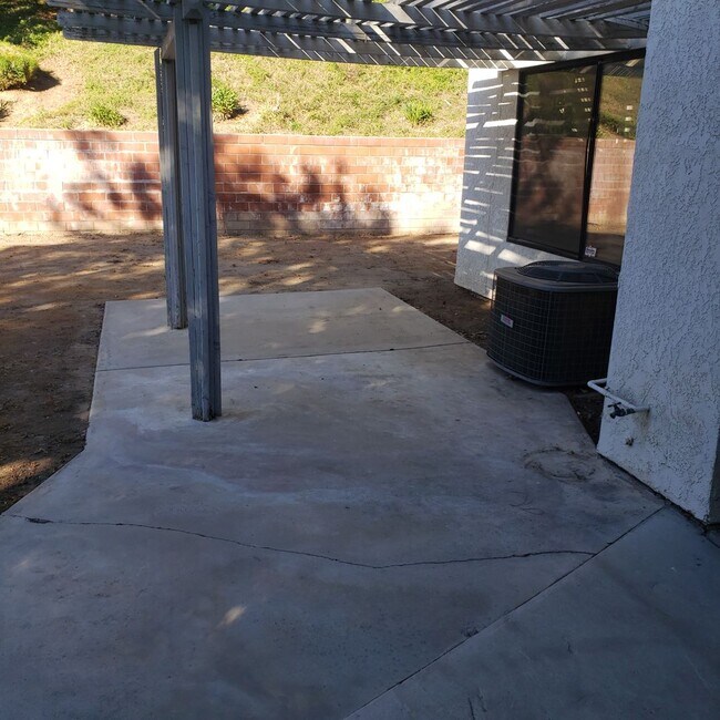 Building Photo - CANYON CREST - 2 Bedroom 2.5 Bath Townhouse