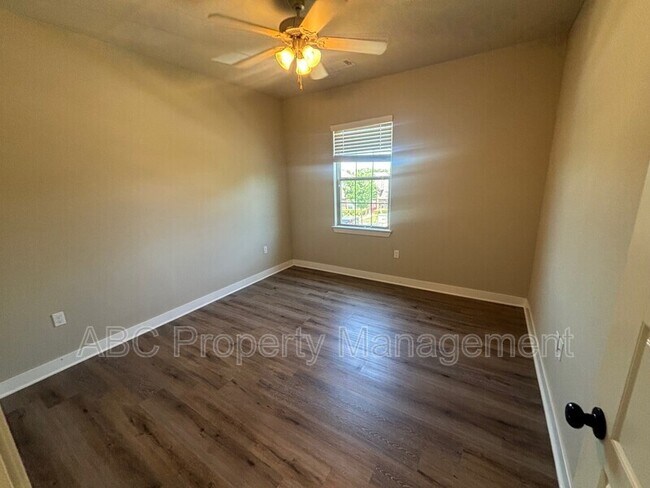Building Photo - 3207 SW Hillstone Ave