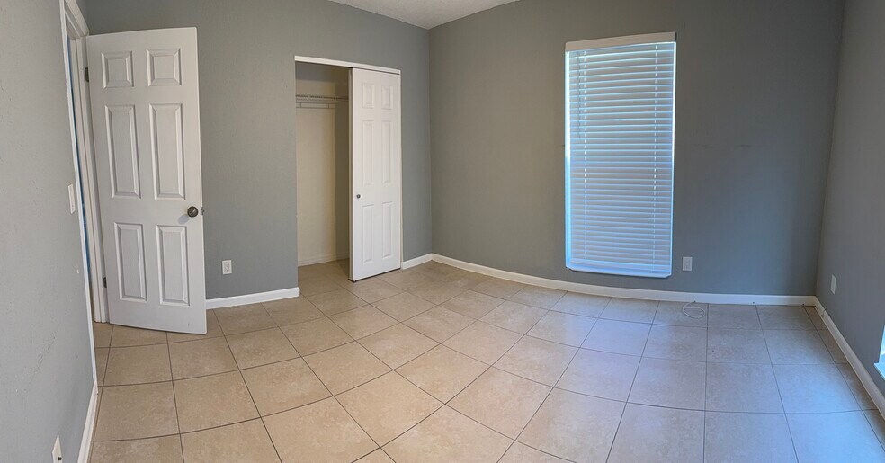 Building Photo - 5005 Eastwood Dr
