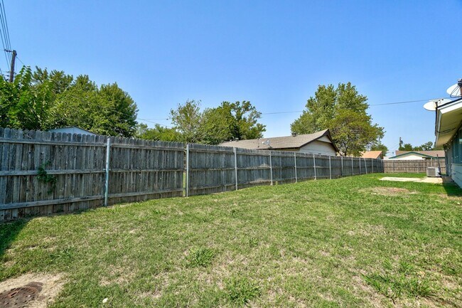 Building Photo - Nice 4 Bed 1.5 Baths Located near Tinker Diagonal