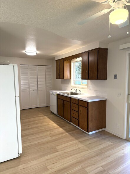 Building Photo - 745 E 43rd Ave