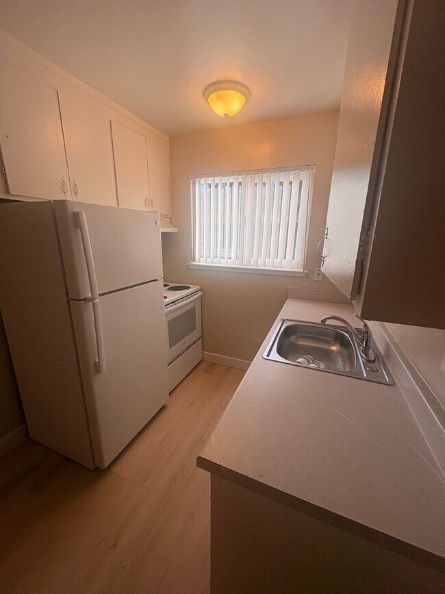 Building Photo - 1st floor 1 bedroom 1 bath apartment w/ assigned parking!