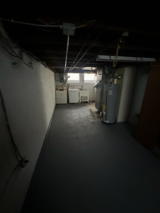 Building Photo - Spacious 3-Bedroom, 2-Bath Bungalow with G...